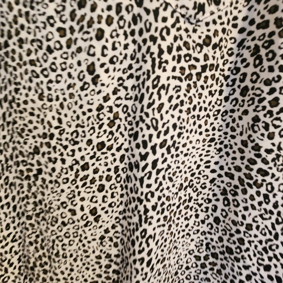 A.n.a Women's Animal  Print Top Size L Euc - Picture 4 of 4
